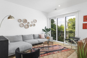 Luxury 2 Bedroom Condo Walk to Coffee and Restaurants
